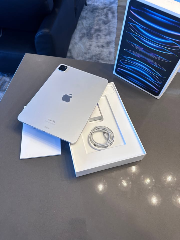 Apple iPad Pro 11" M2 128GB - Silver 10/10 Condition + Box