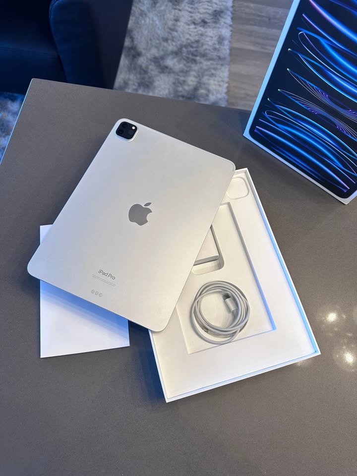Apple iPad Pro 11" M2 128GB - Silver 10/10 Condition + Box