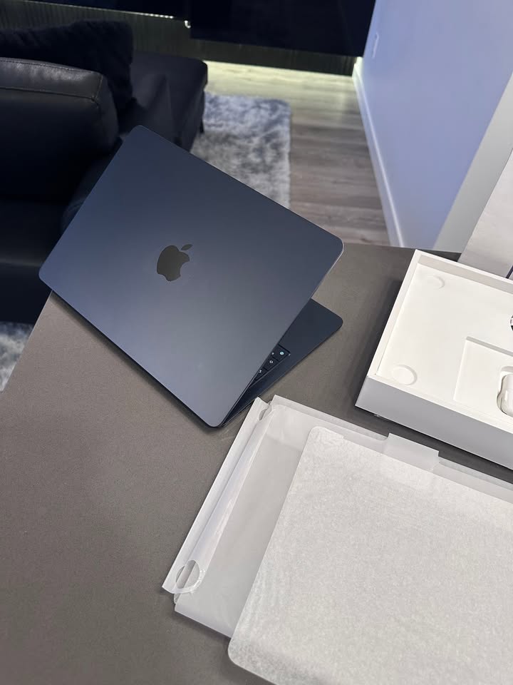 2024 Apple Macbook Air 13.6"/ M3 /100% Battery/1 Cycle!/WARRANTY Aug 15, 2025