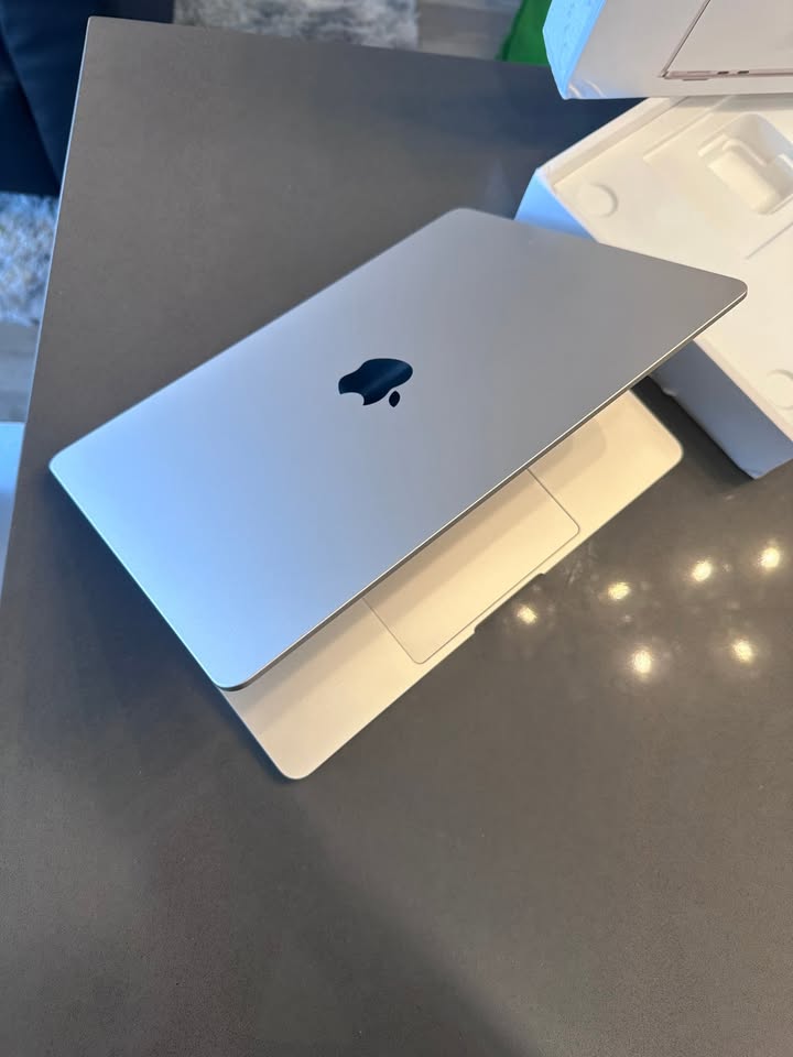 2024 Apple Macbook Air 13.6"/ M3 /100% Battery/2 Cycles/ $999