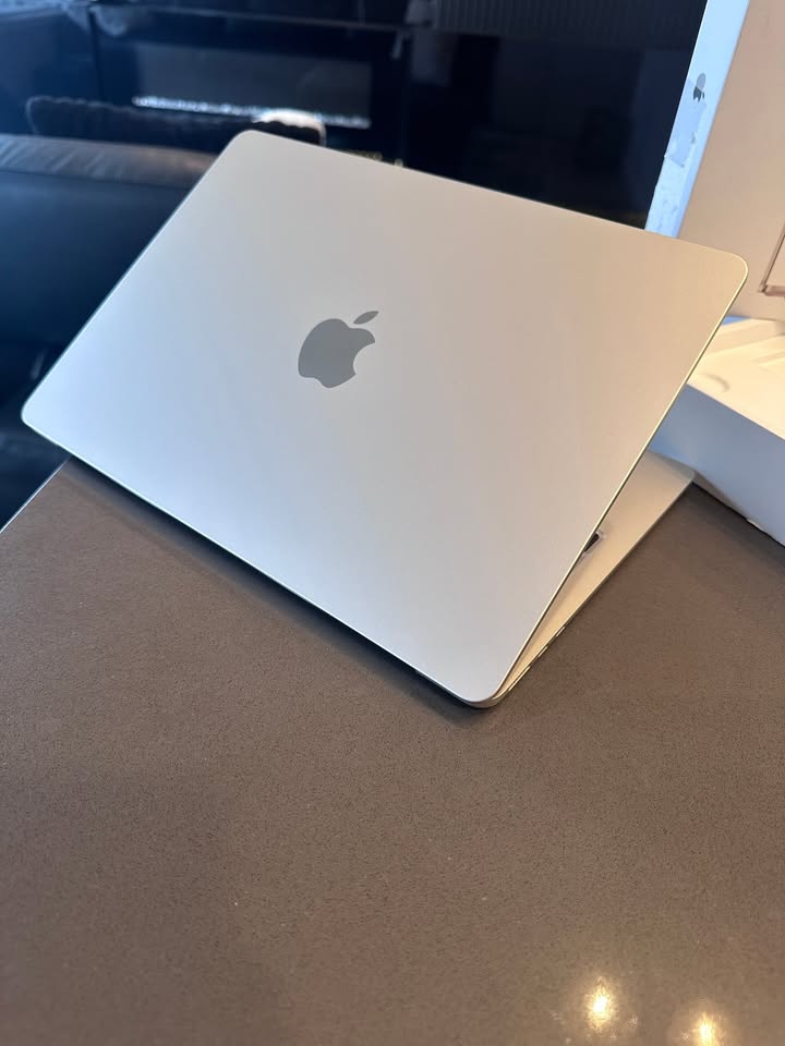 2024 Apple Macbook Air 13.6"/ M3 /100% Battery/2 Cycles/ $999
