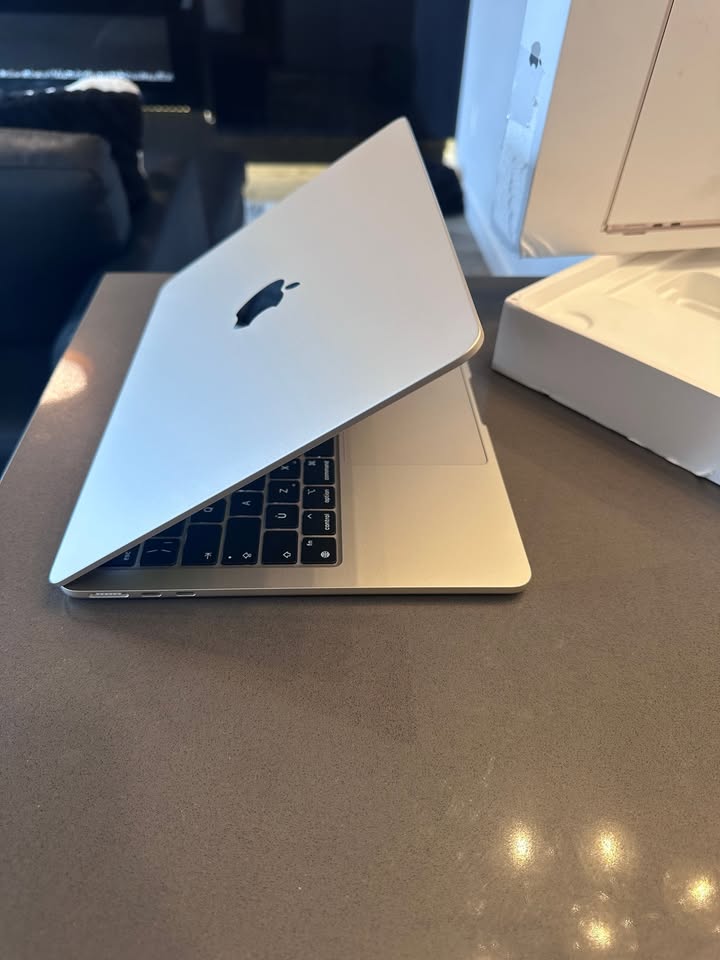 2024 Apple Macbook Air 13.6"/ M3 /100% Battery/2 Cycles/ $999