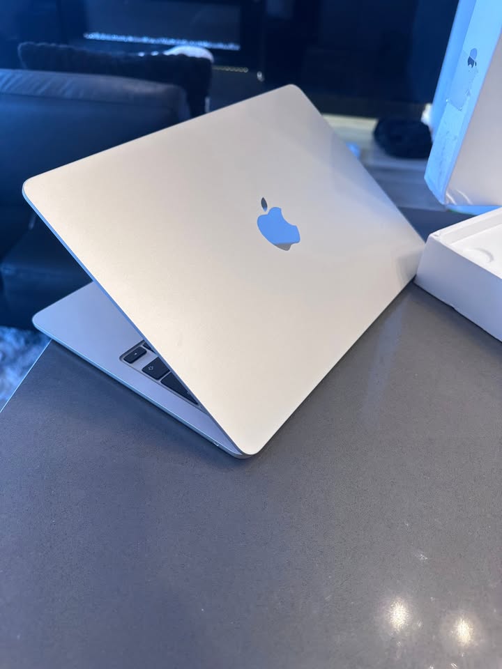 2024 Apple Macbook Air 13.6"/ M3 /100% Battery/2 Cycles/ $999