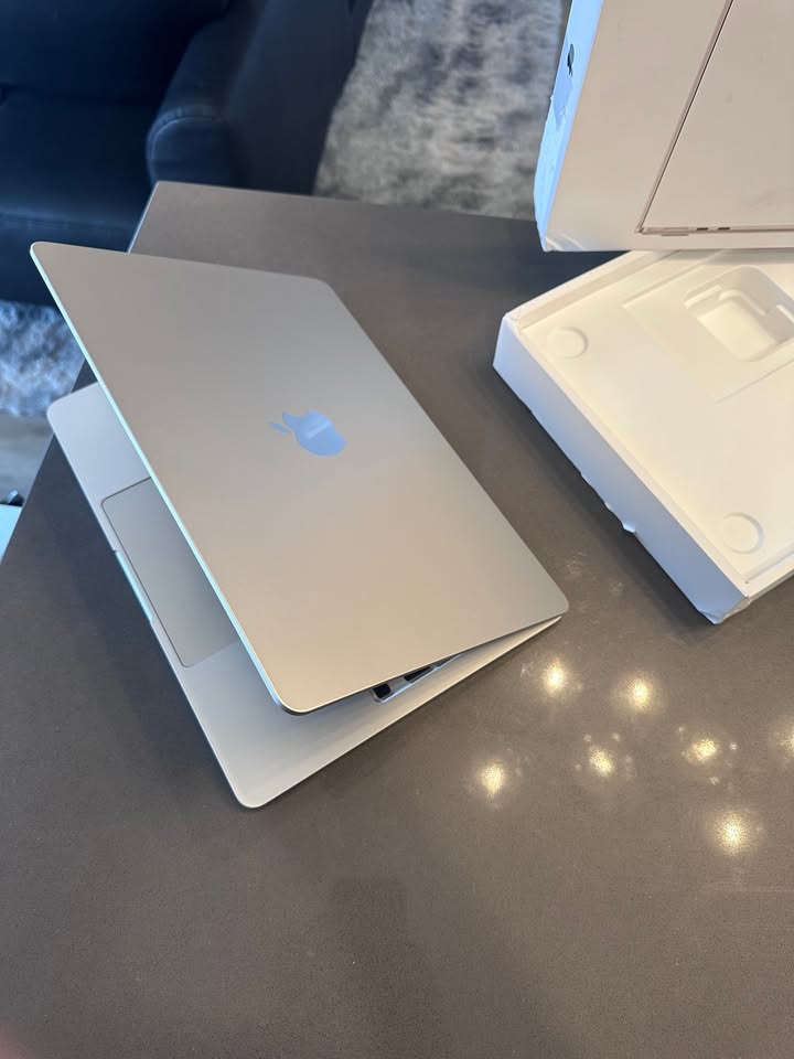 2024 Apple Macbook Air 13.6"/ M3 /100% Battery/2 Cycles/ $999