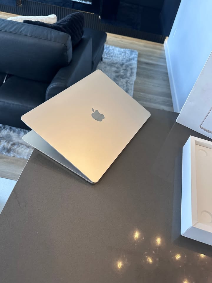 2023 Apple Macbook Air 15" Starlight/ M2 - 8 CORE/100% Battery 100%