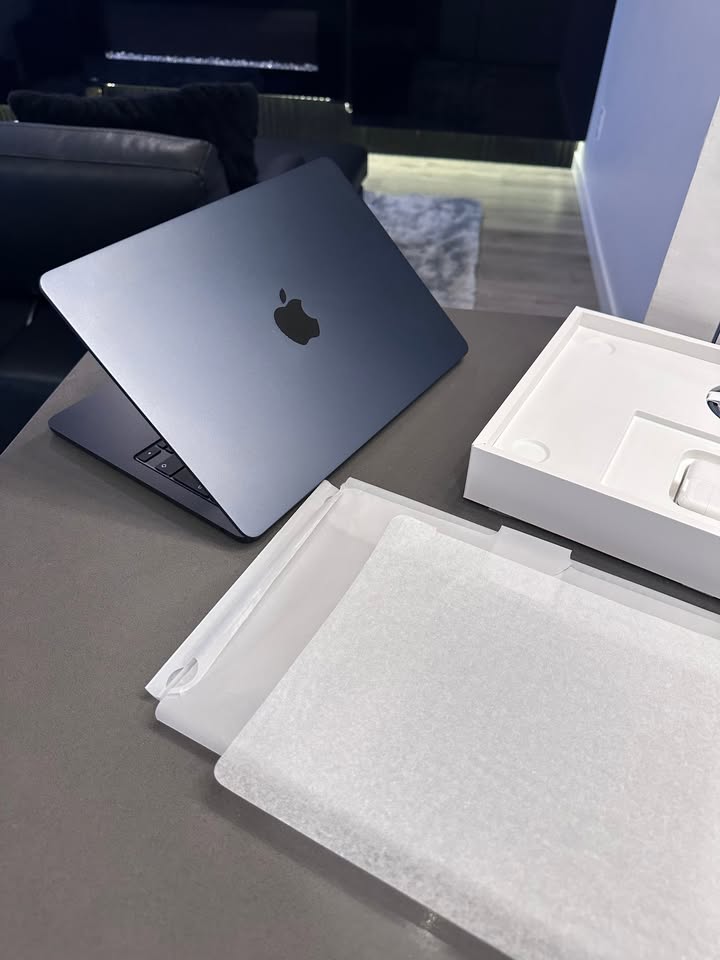 2024 Apple Macbook Air 13.6"/ M3 /100% Battery/1 Cycle!/WARRANTY Aug 15, 2025