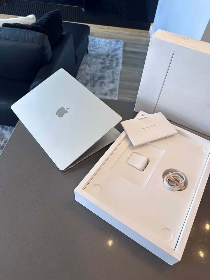 2023 Apple Macbook Air 15" Starlight/ M2 - 8 CORE/100% Battery 100%