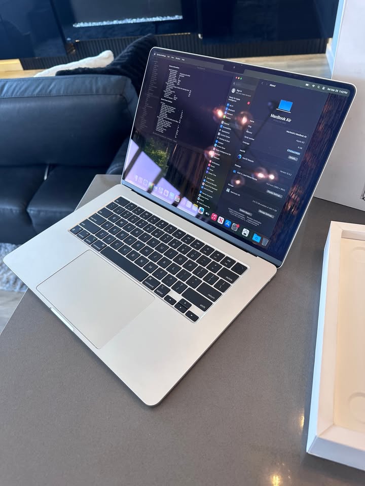 2023 Apple Macbook Air 15" Starlight/ M2 - 8 CORE/100% Battery 100%