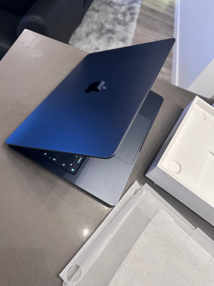 2024 Apple Macbook Air 13.6"/ M3 /100% Battery/1 Cycle!/WARRANTY Aug 15, 2025