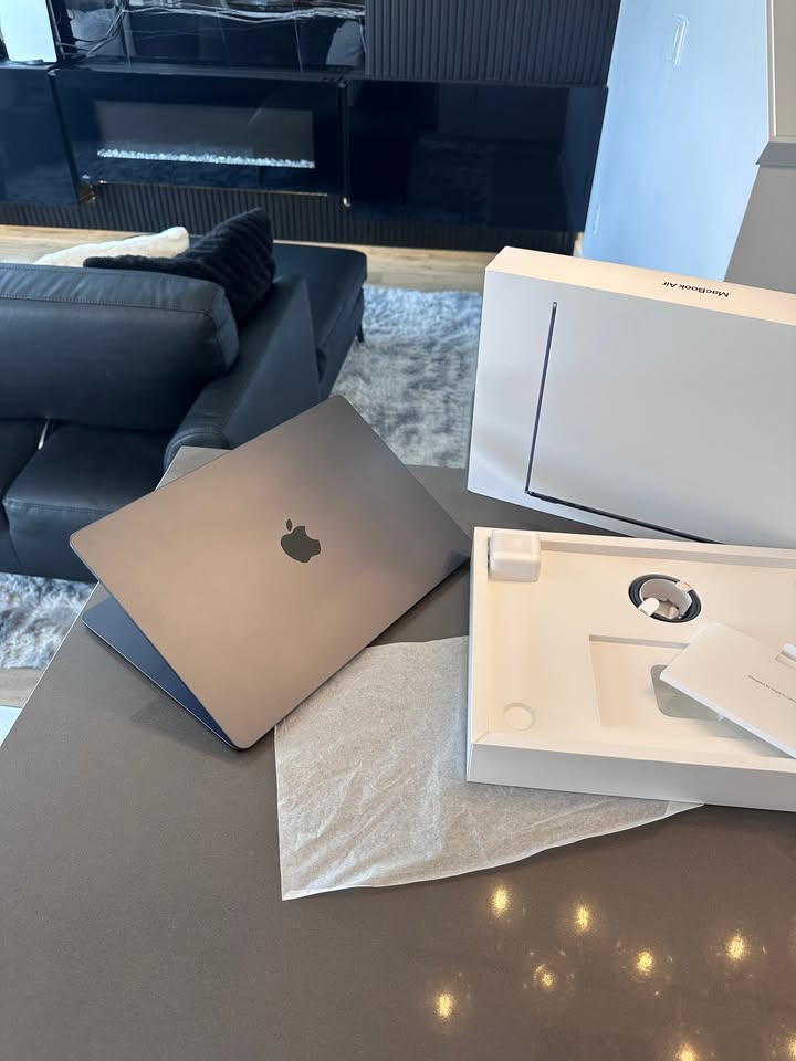 2023 Apple Macbook Air 15" Midnight/ M2 - 8 CORE/Sequoia/Box
