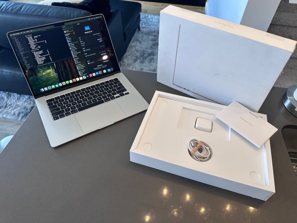 2023 Apple Macbook Air 15" Starlight/ M2 - 8 CORE/100% Battery 100%