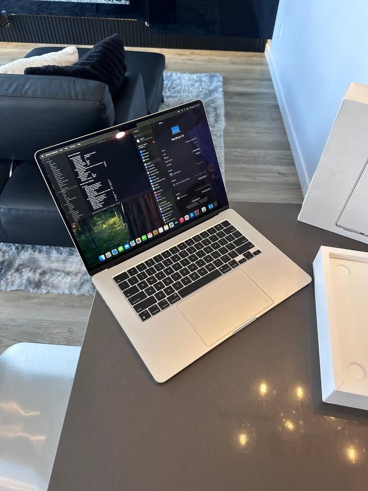 2023 Apple Macbook Air 15" Starlight/ M2 - 8 CORE/100% Battery 100%