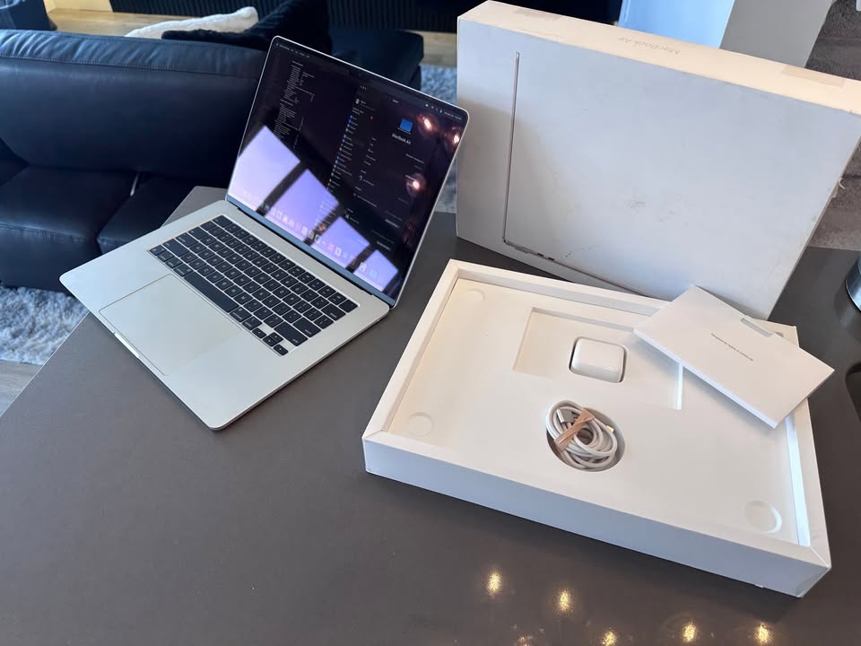 2023 Apple Macbook Air 15" Starlight/ M2 - 8 CORE/100% Battery 100%