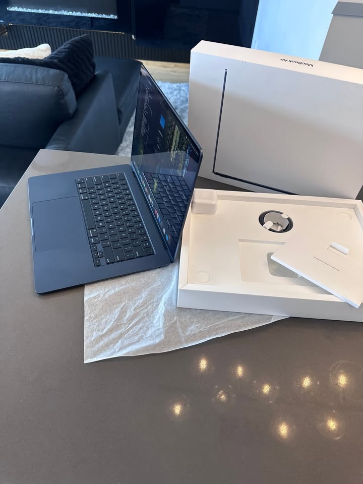 2023 Apple Macbook Air 15" Midnight/ M2 - 8 CORE/Sequoia/Box