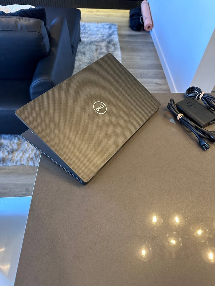 Dell Latitude 14" Laptop - Intel Core i5-10310U QUAD Core- SSD - 16 GB RAM - Carbon Fiber