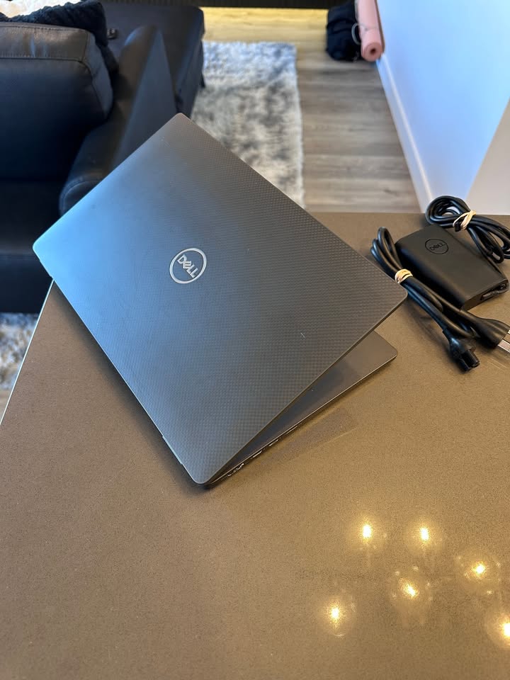 Dell Latitude 14" Laptop - Intel Core i5-10310U QUAD Core- SSD - 16 GB RAM - Carbon Fiber