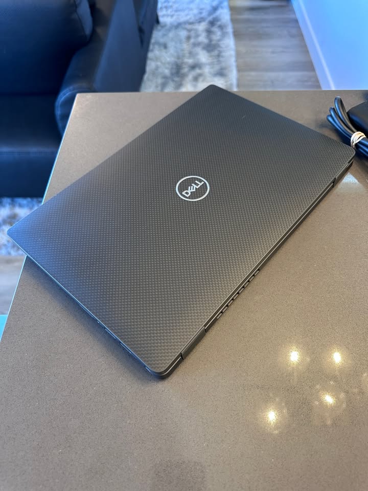 Dell Latitude 14" Laptop - Intel Core i5-10310U QUAD Core- SSD - 16 GB RAM - Carbon Fiber