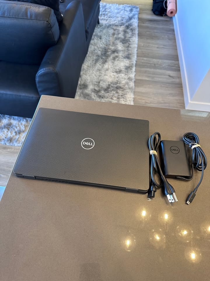 Dell Latitude 14" Laptop - Intel Core i5-10310U QUAD Core- SSD - 16 GB RAM - Carbon Fiber
