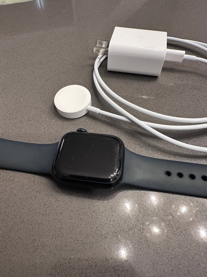 Apple Watch Series 8 GPS Aluminum 41mm + Charger