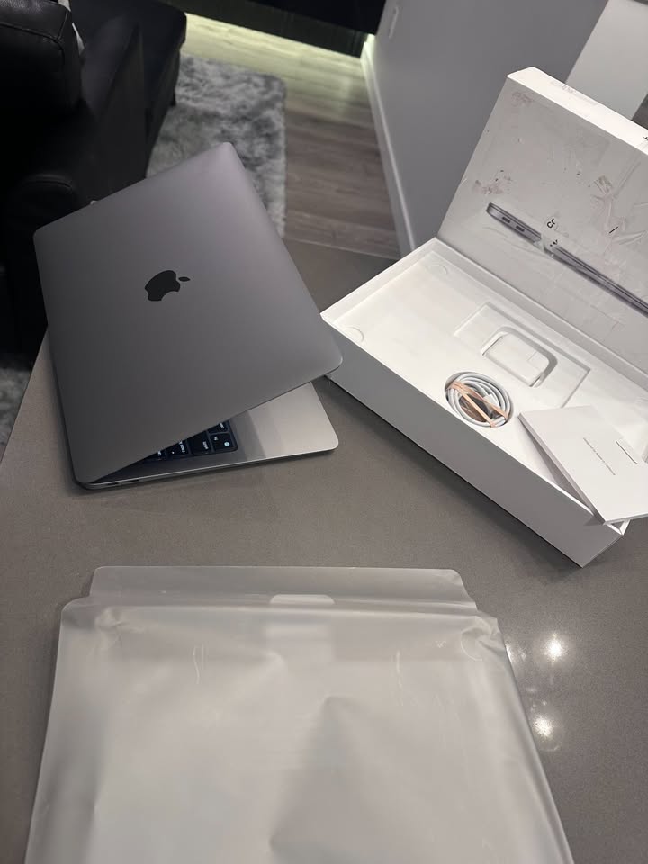 2020 Apple Macbook Air Space Grey- M1/ English 100% Batt macOS Sonoma