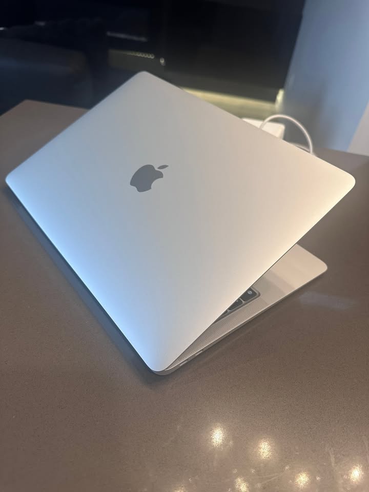 2020 Apple Macbook Air Silver- M1/ English 100% Batt macOS Sonoma