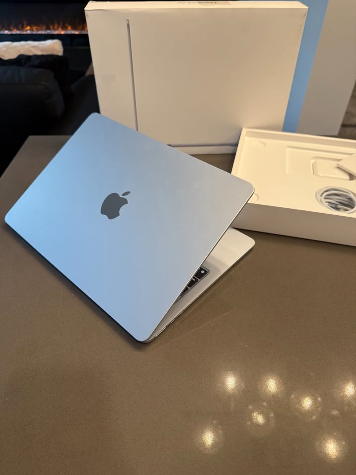2025 Apple Macbook Air M4/ 16 GB RAM/ APPLE Warranty June 2027