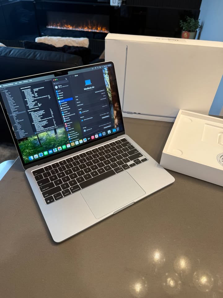2025 Apple Macbook Air M4/ 16 GB RAM/ APPLE Warranty June 2027