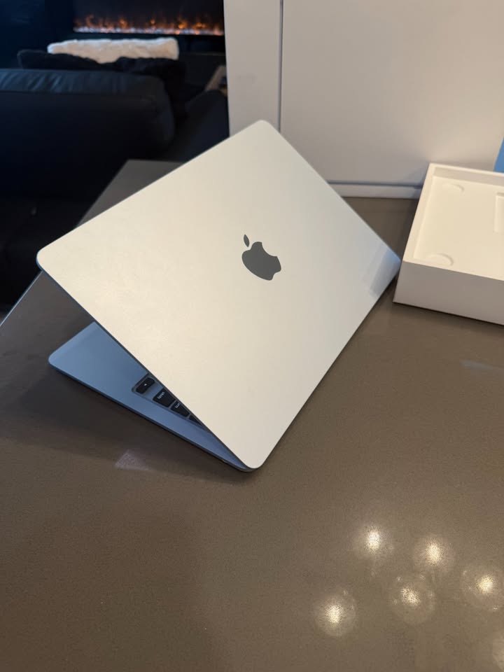 2025 Apple Macbook Air M4/ 16 GB RAM/ APPLE Warranty June 2027