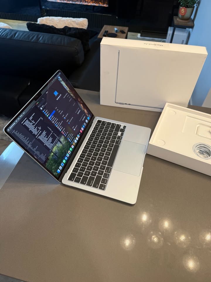 2025 Apple Macbook Air M4/ 16 GB RAM/ APPLE Warranty June 2027