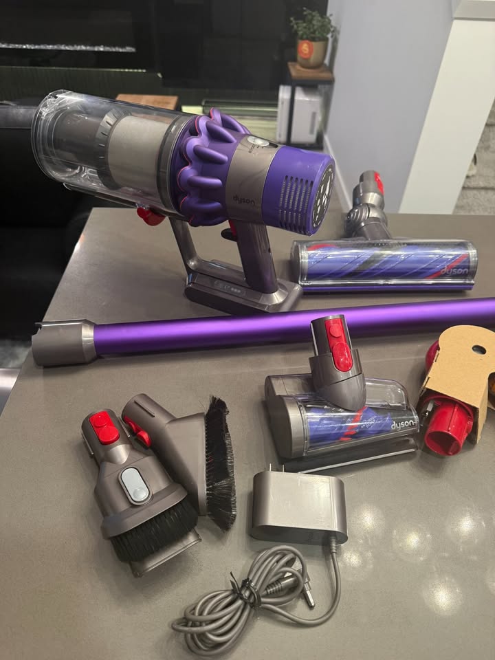 Dyson Cyclone V10 Animal Cordless Vacuum | NEW Store Display