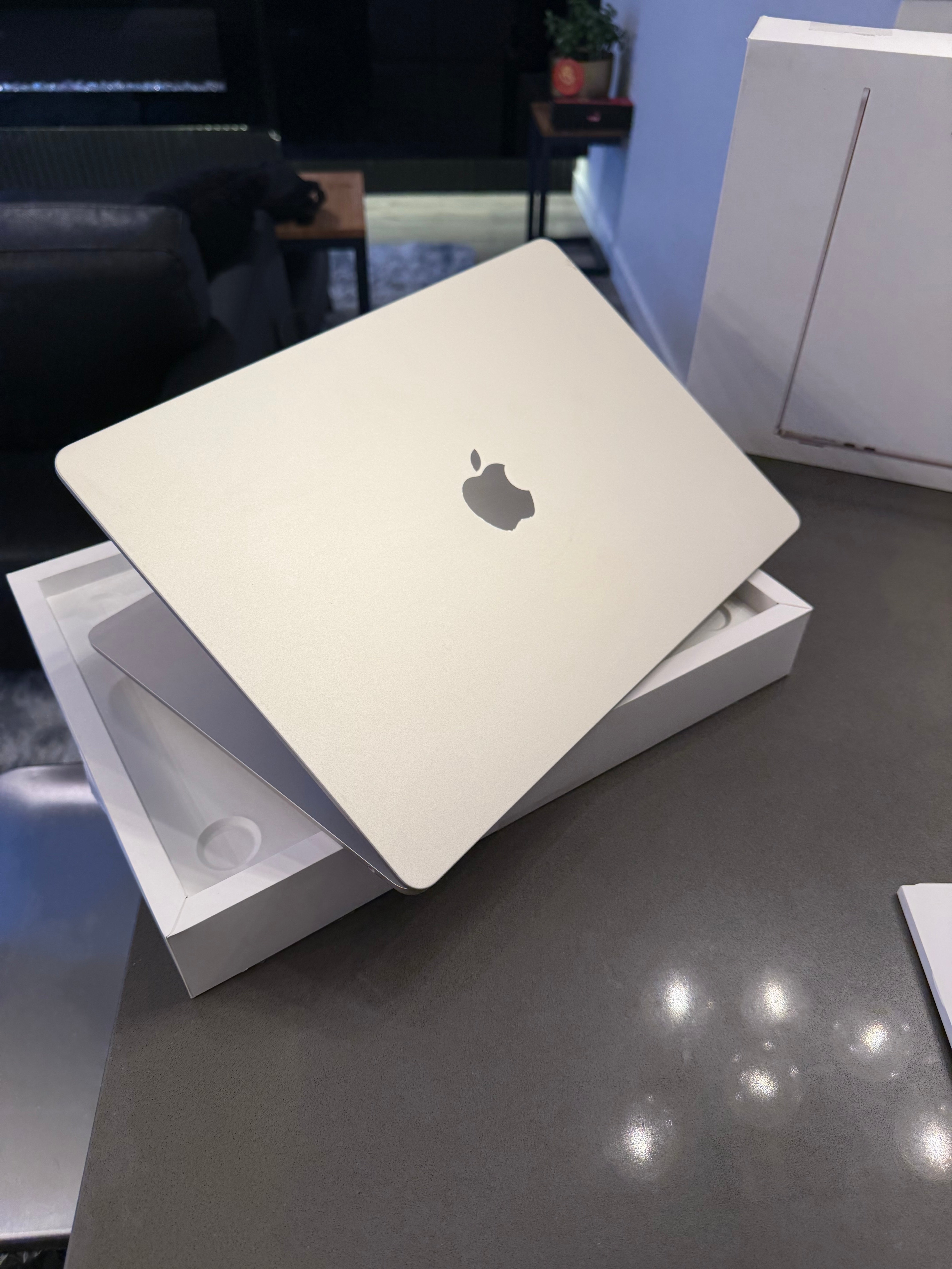 2024 Apple Macbook Air 15" Starlight/ M3 - 8 CORE/100% Battery