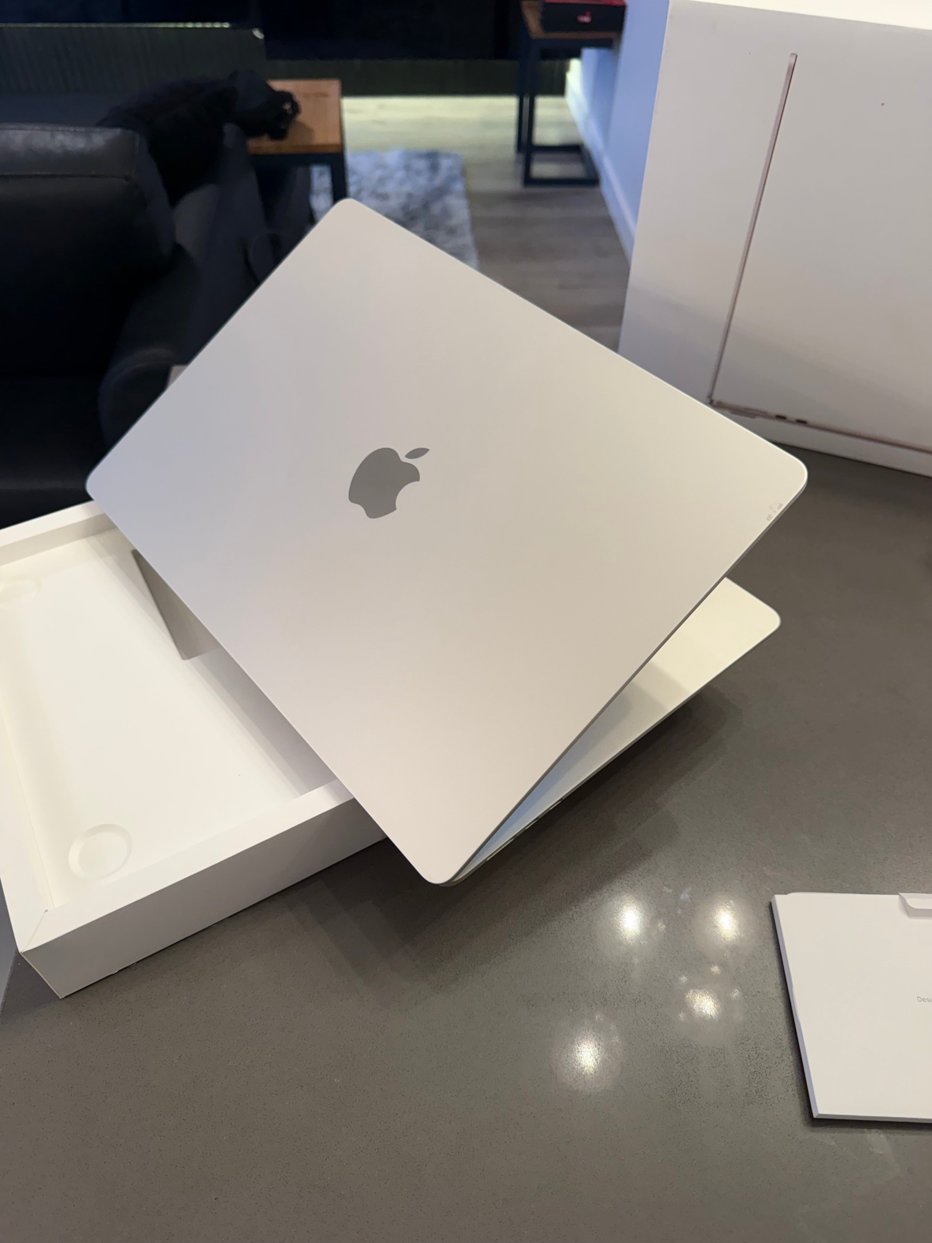 2024 Apple Macbook Air 15" Starlight/ M3 - 8 CORE/100% Battery