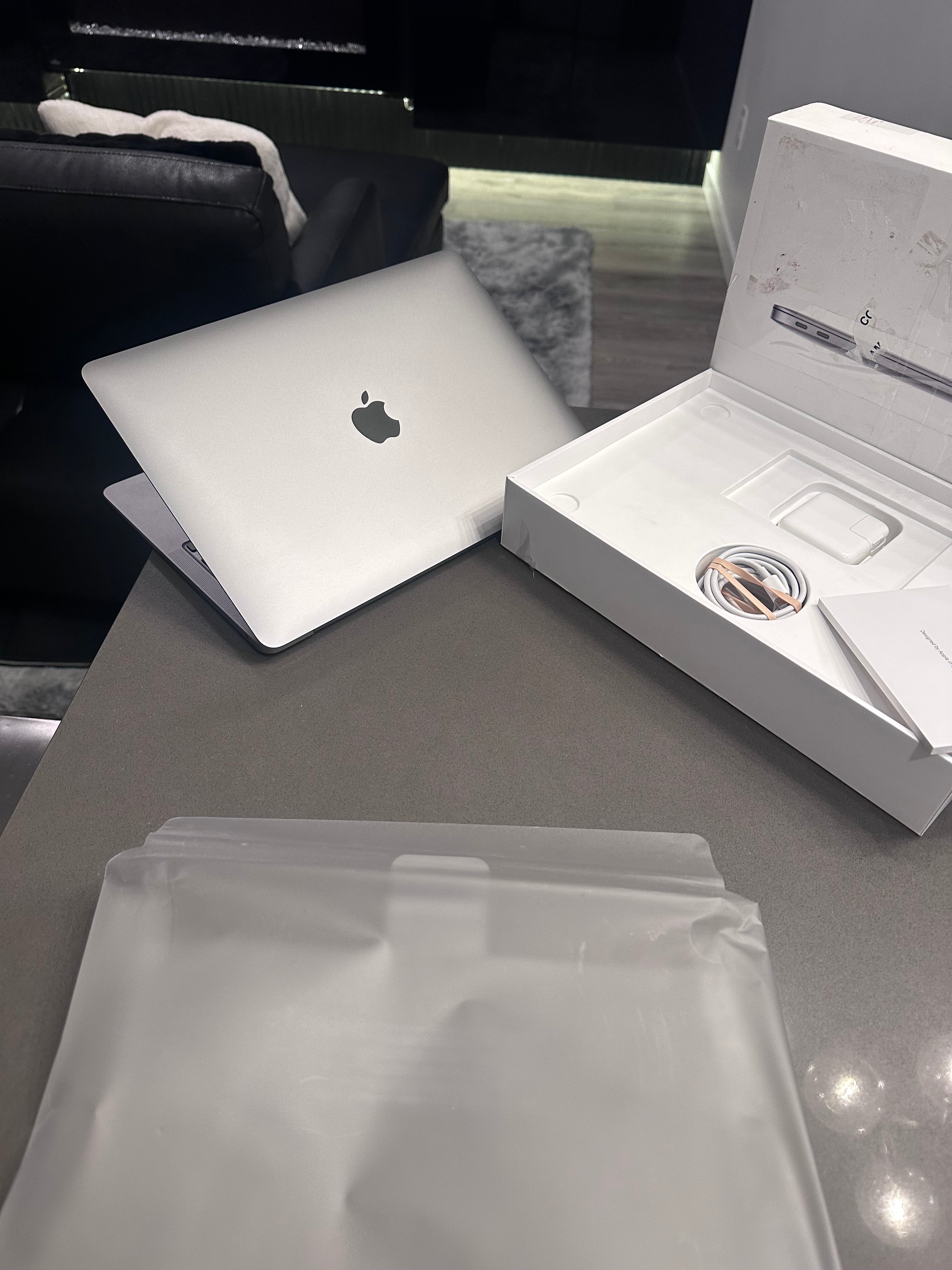 2020 Apple Macbook Air Space Grey- M1/ English 100% Batt macOS Sonoma