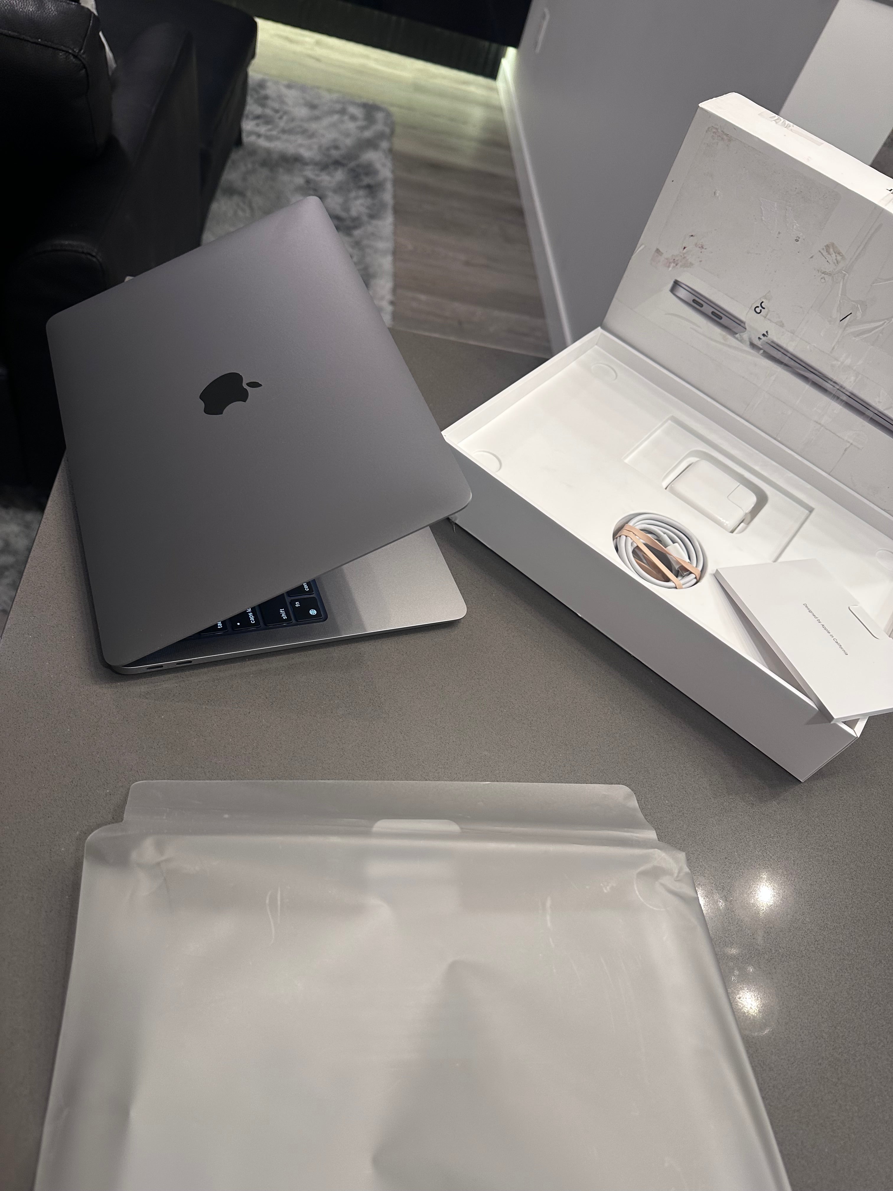 2020 Apple Macbook Air Space Grey- M1/ English 100% Batt macOS Sonoma
