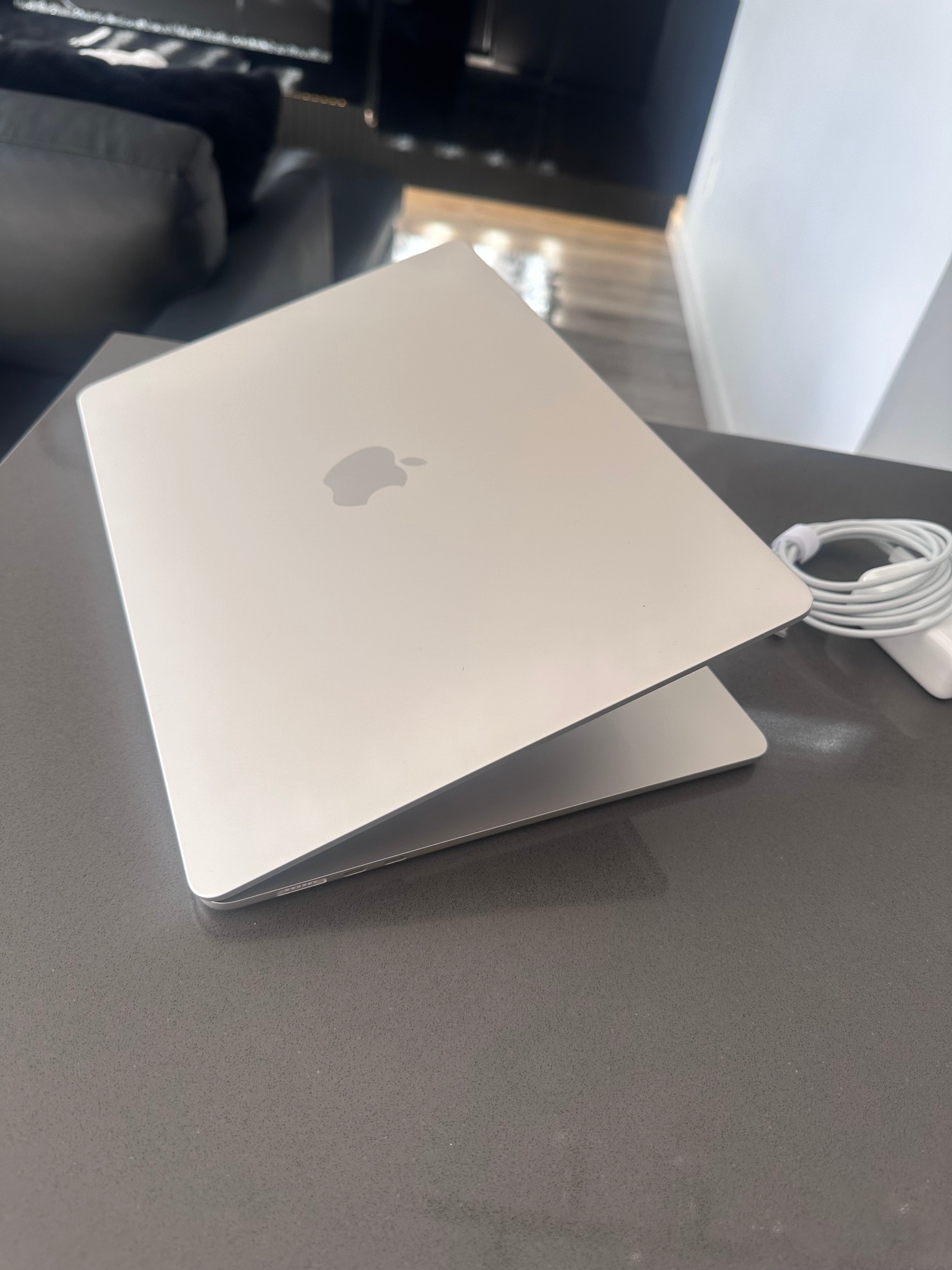 2023 Apple Macbook Air 15" Starlight/ M2 - 8 CORE/100% Battery 100%