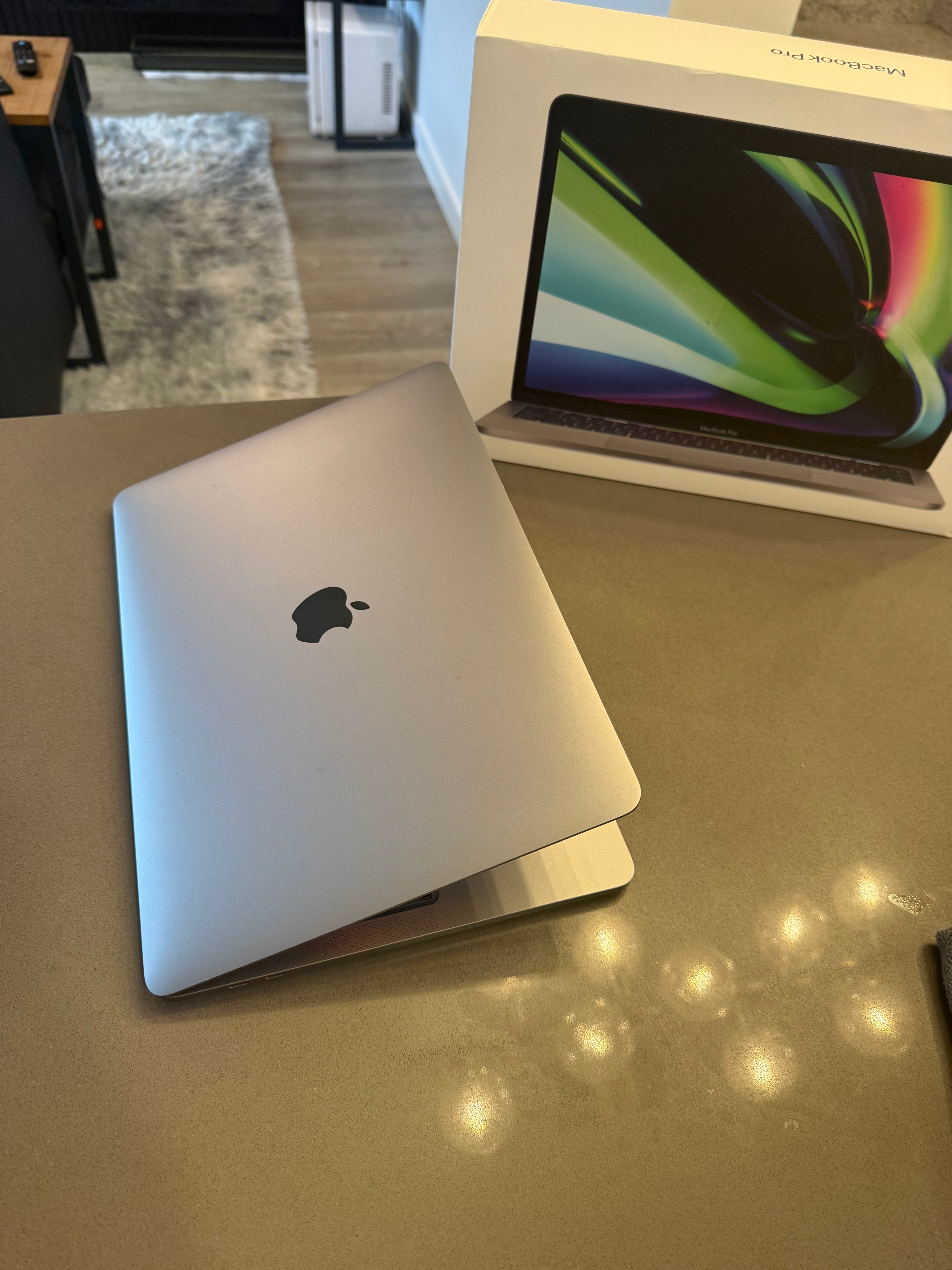 2020 Apple Macbook Pro- M1/ Touchbar / Only 1 Cycle/100%