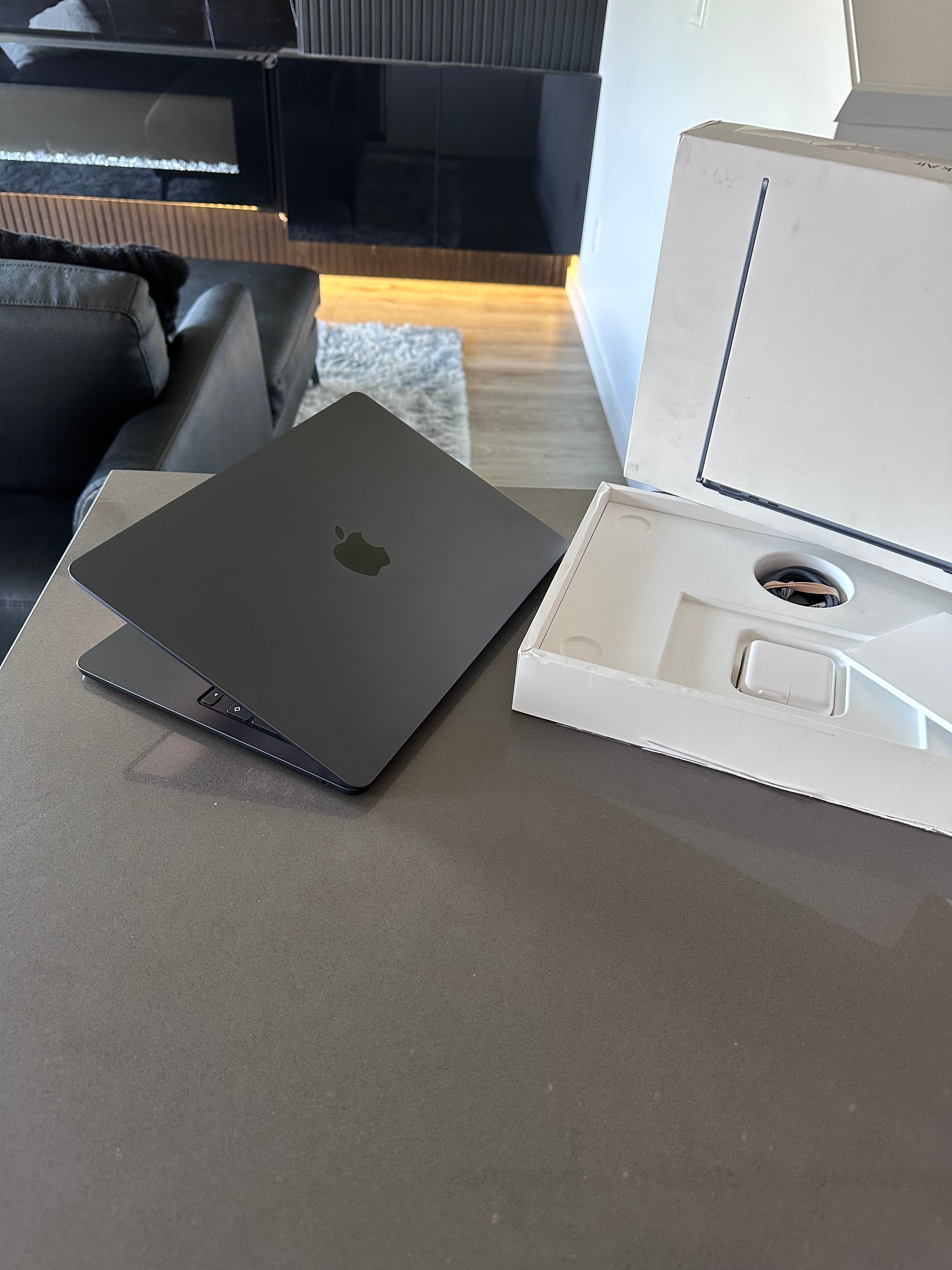 2024 Apple Macbook Air 13.6"/ M3/ 16GB RAM/100% Battery/1 Cycle!/WARRANTY July 30, 2026