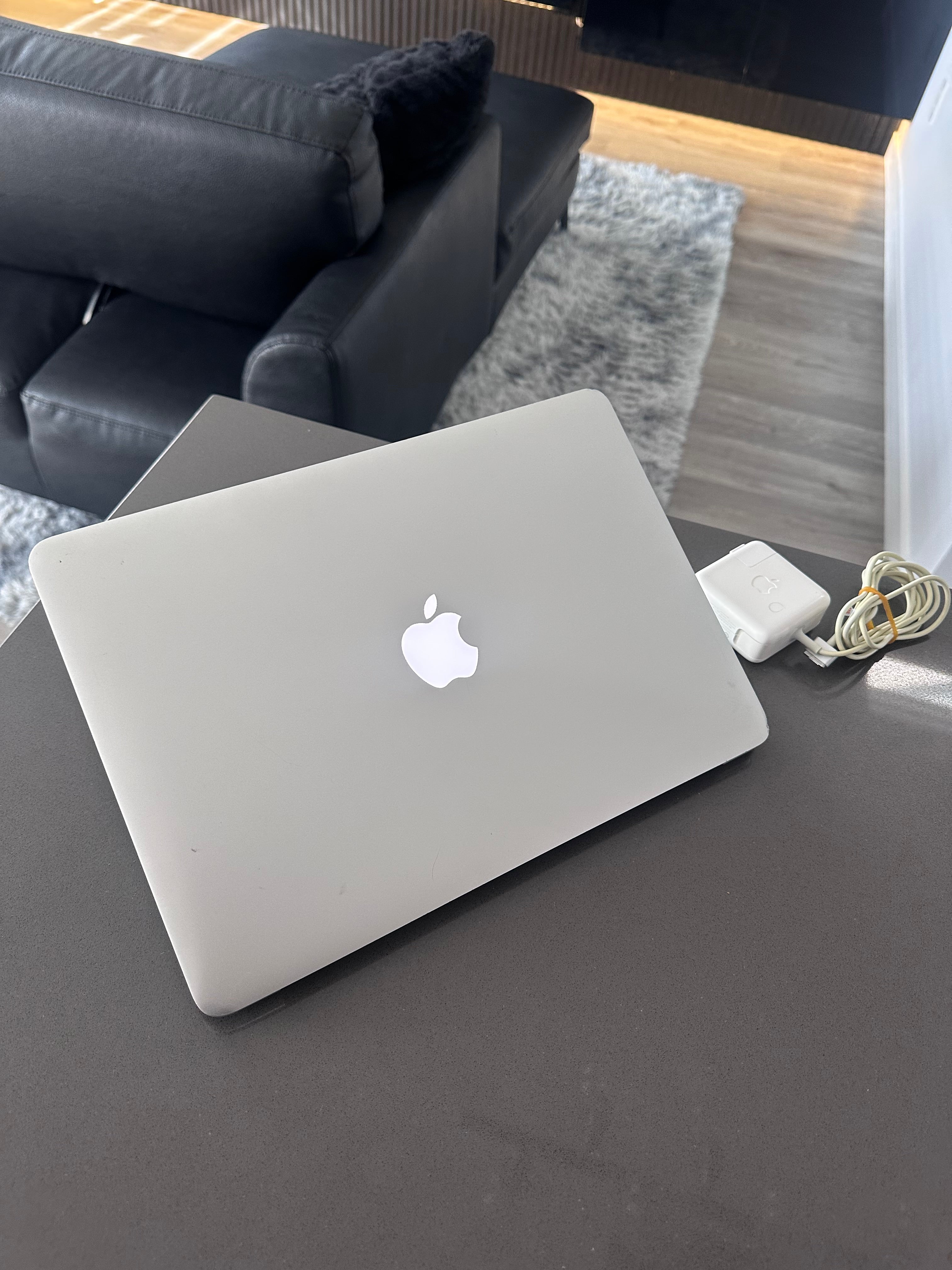 2015 Apple Macbook Air Core i5 */8GB RAM/256GB 