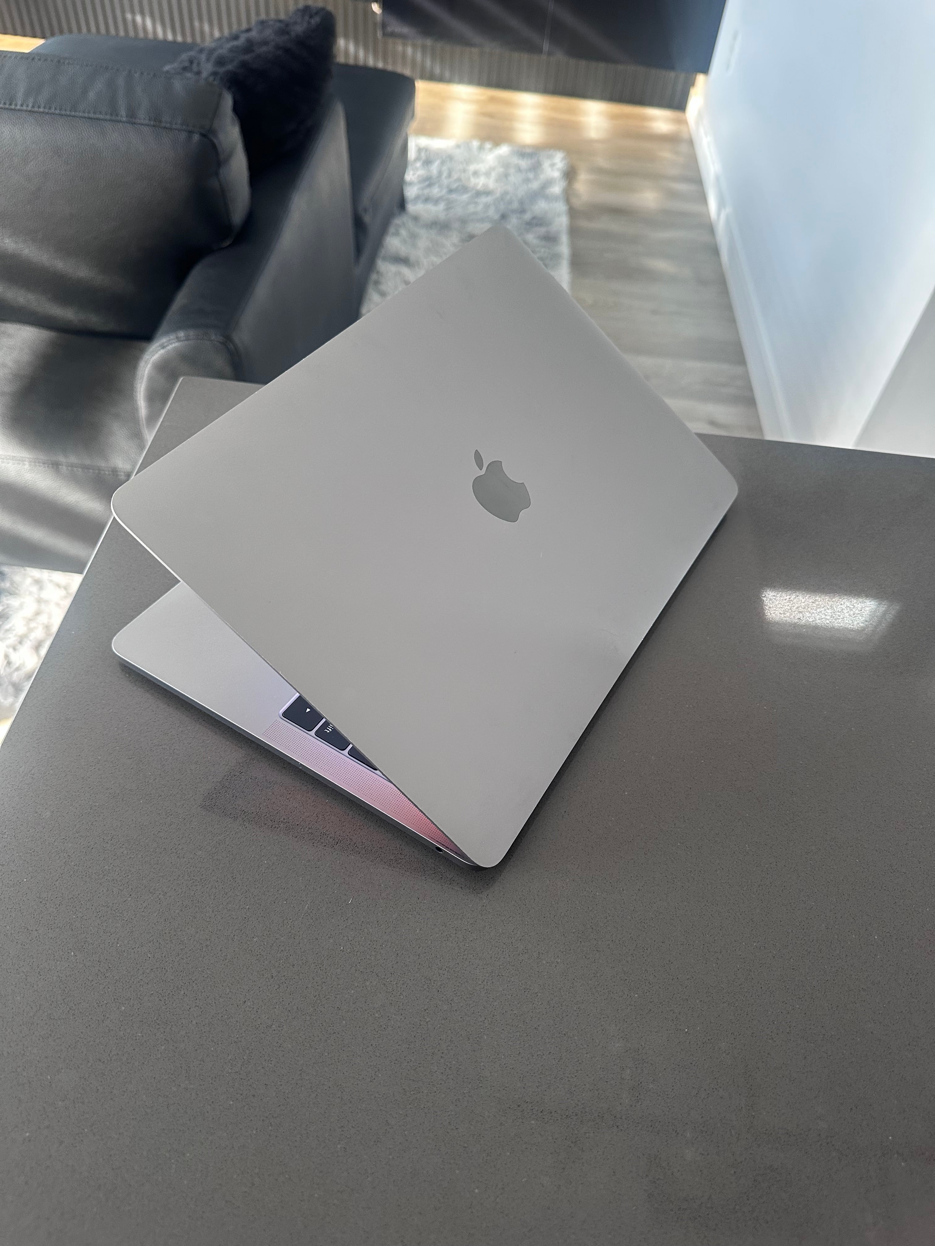 2017 Apple Macbook Pro Core i7/16 GB RAM/256 GB / 