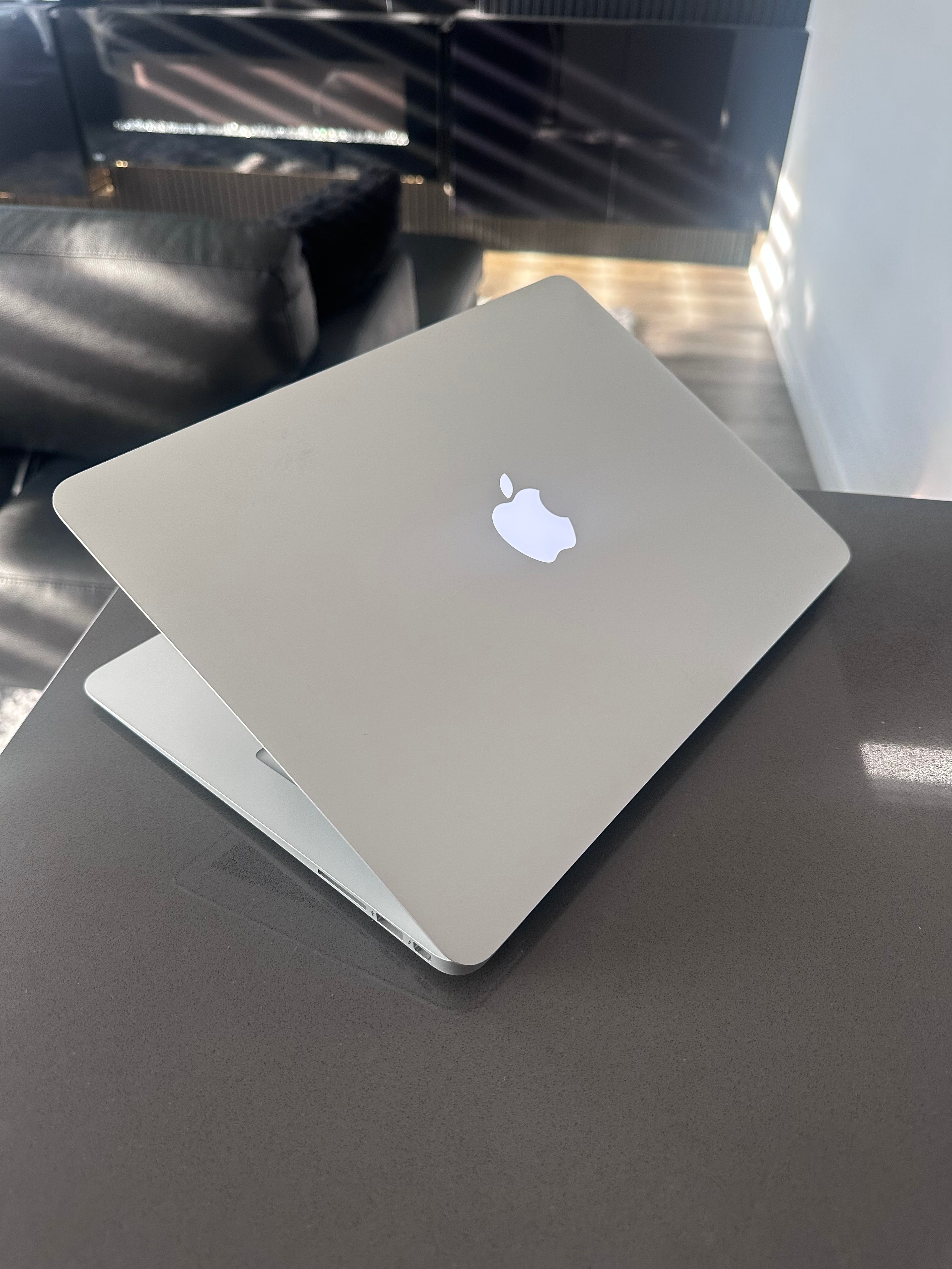 2017 Apple Macbook Air 13" /Intel Core i5/8GB RAM/158 Cycles Only!