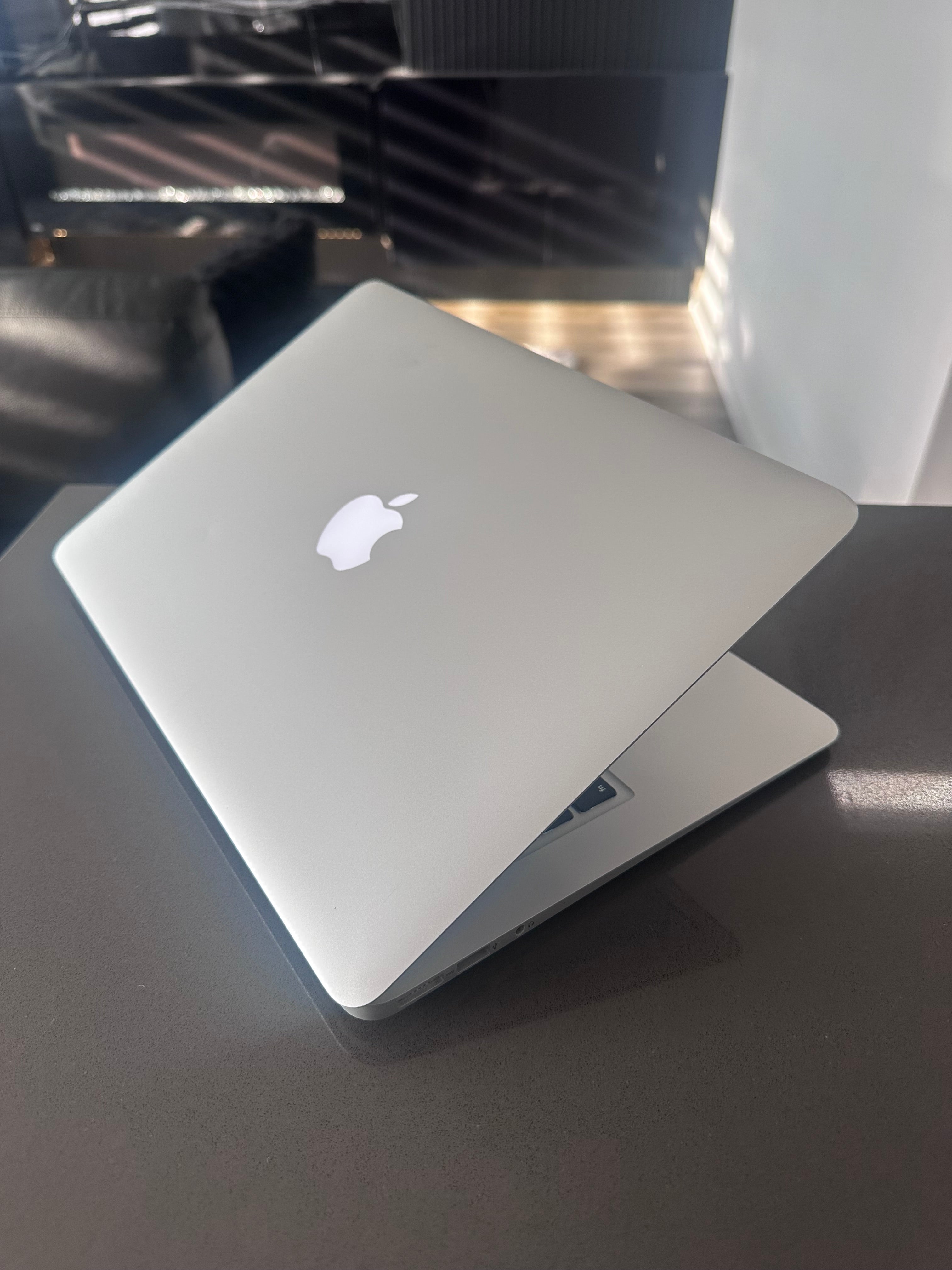 2017 Apple Macbook Air 13" /Intel Core i5/8GB RAM/158 Cycles Only!