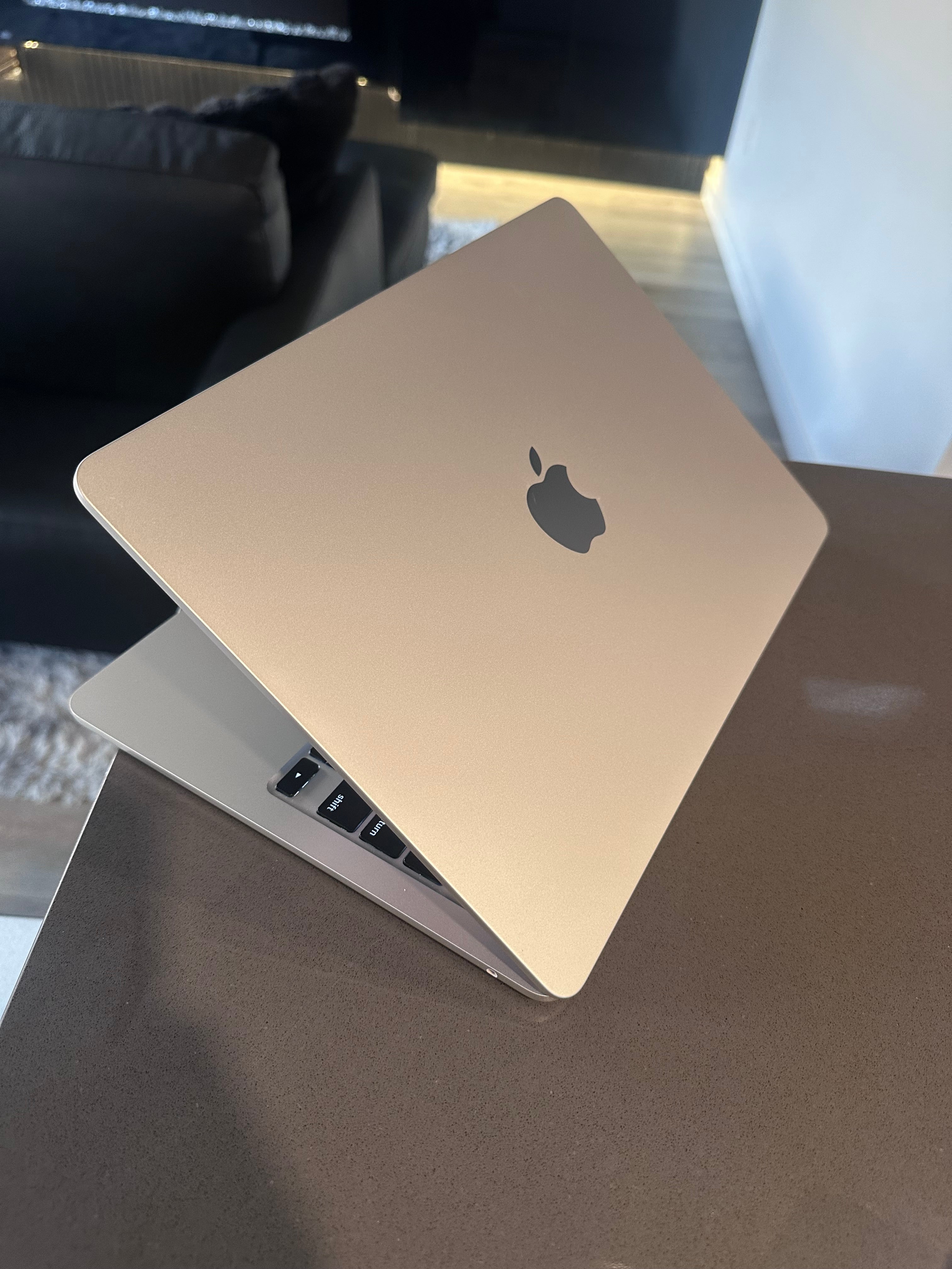 Apple Macbook Air 13.6" Starlight/ M2 - 8 CORE/macOS Sequoia