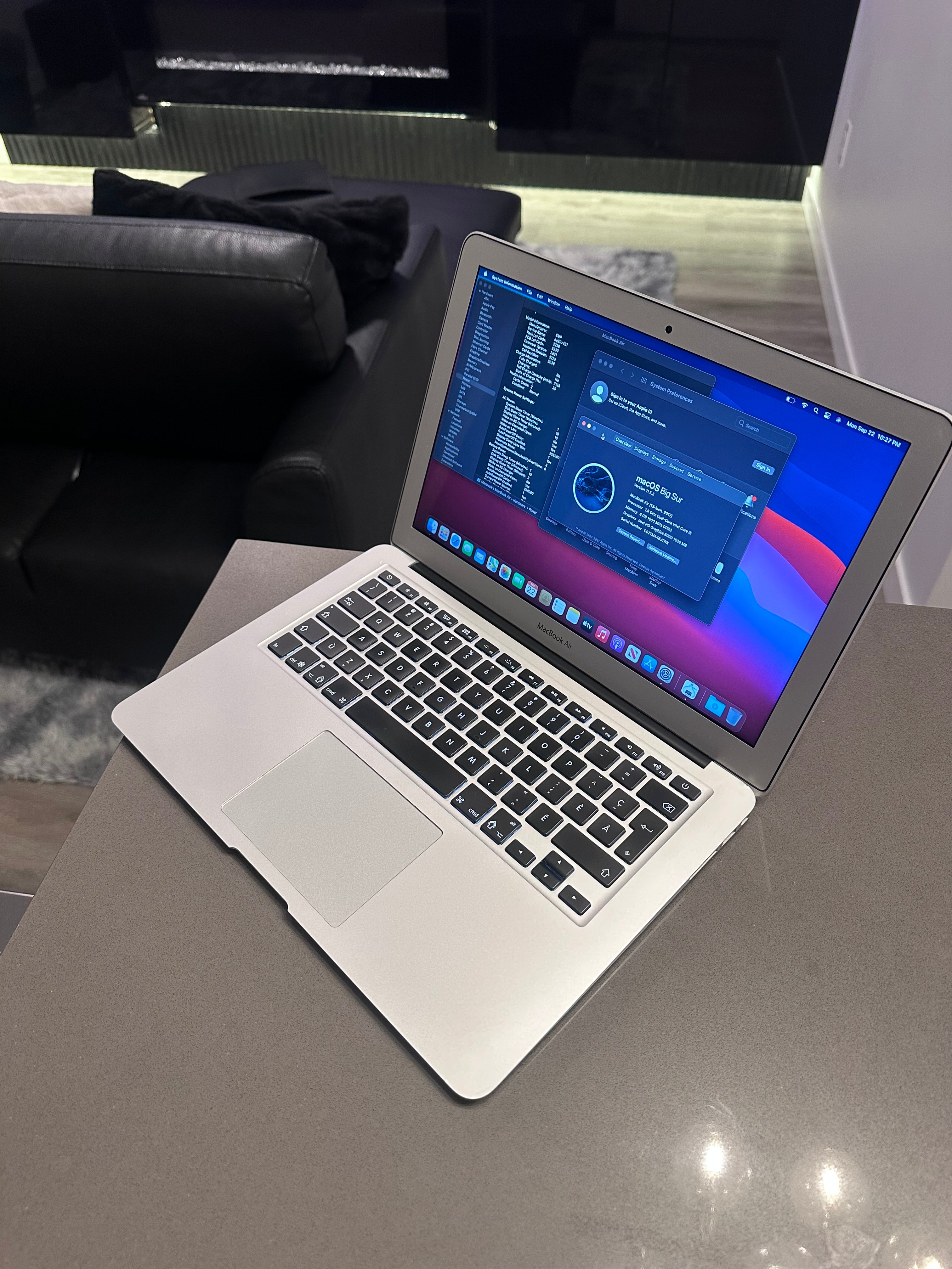 2017 Apple Macbook Air 13" /Intel Core i5/8GB RAM/NEW Battery