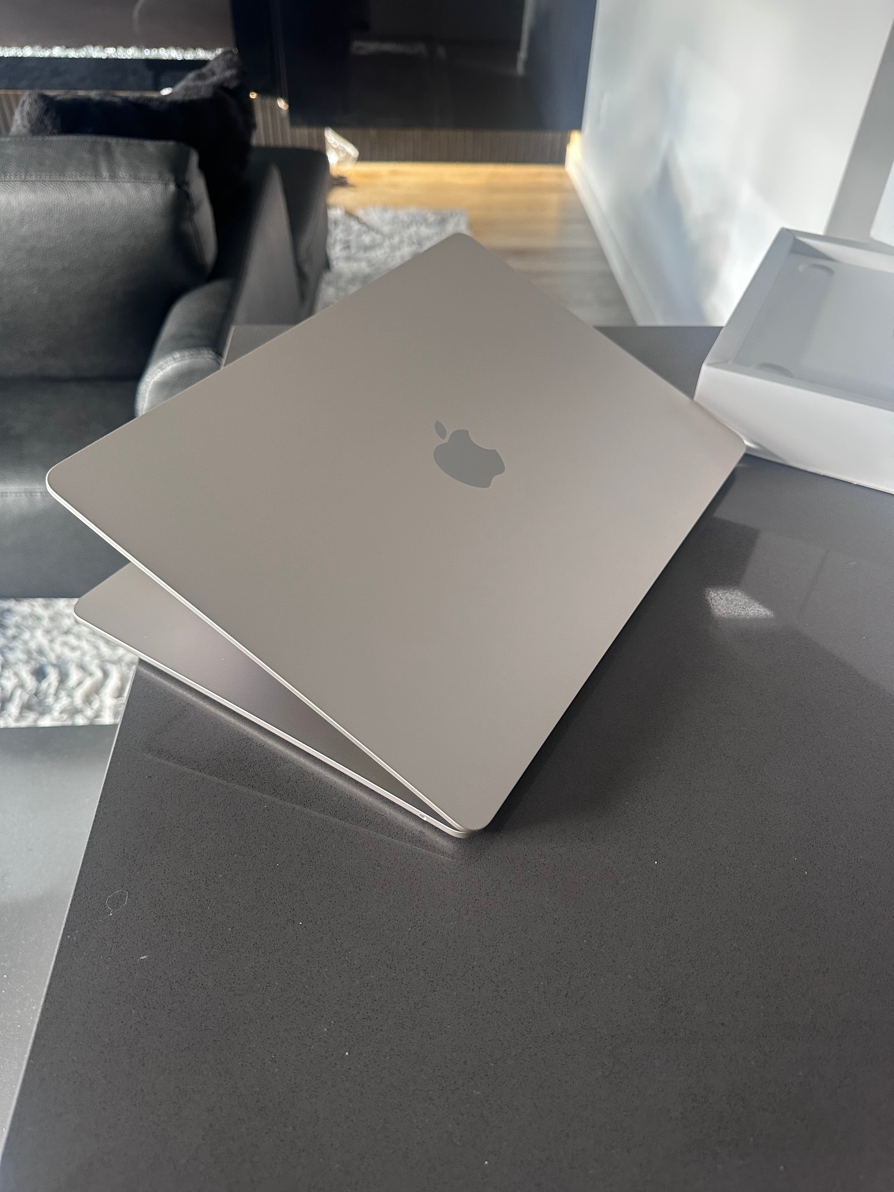 2024 Apple Macbook Air 15.3"- M3/16GB/Warranty Sept 2026