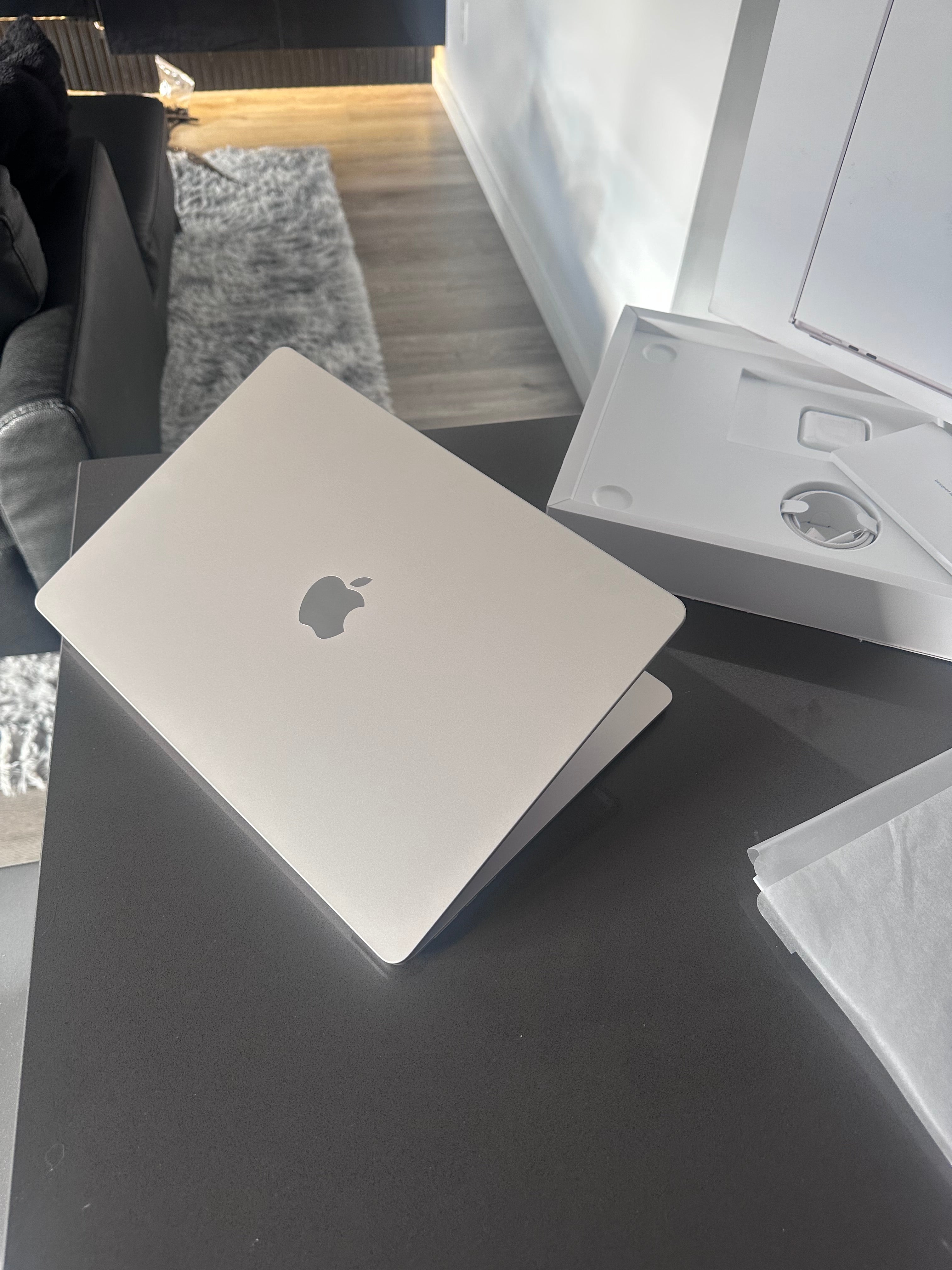 2024 Apple Macbook Air 15.3"- M3/16GB/Warranty Sept 2026