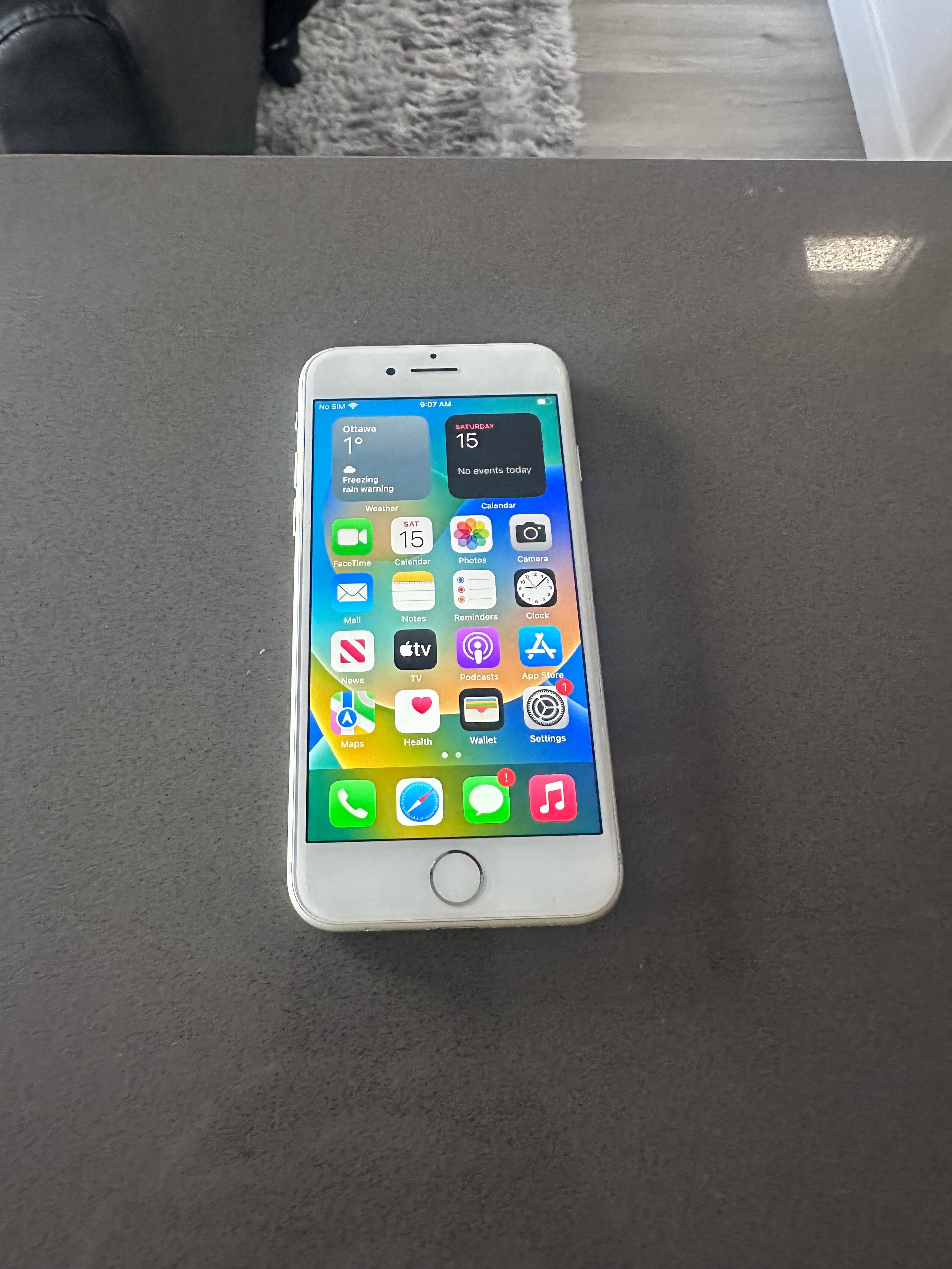 Unlocked Apple iPhone 8 Smartphone - Silver- 10/10 Condition/64GB