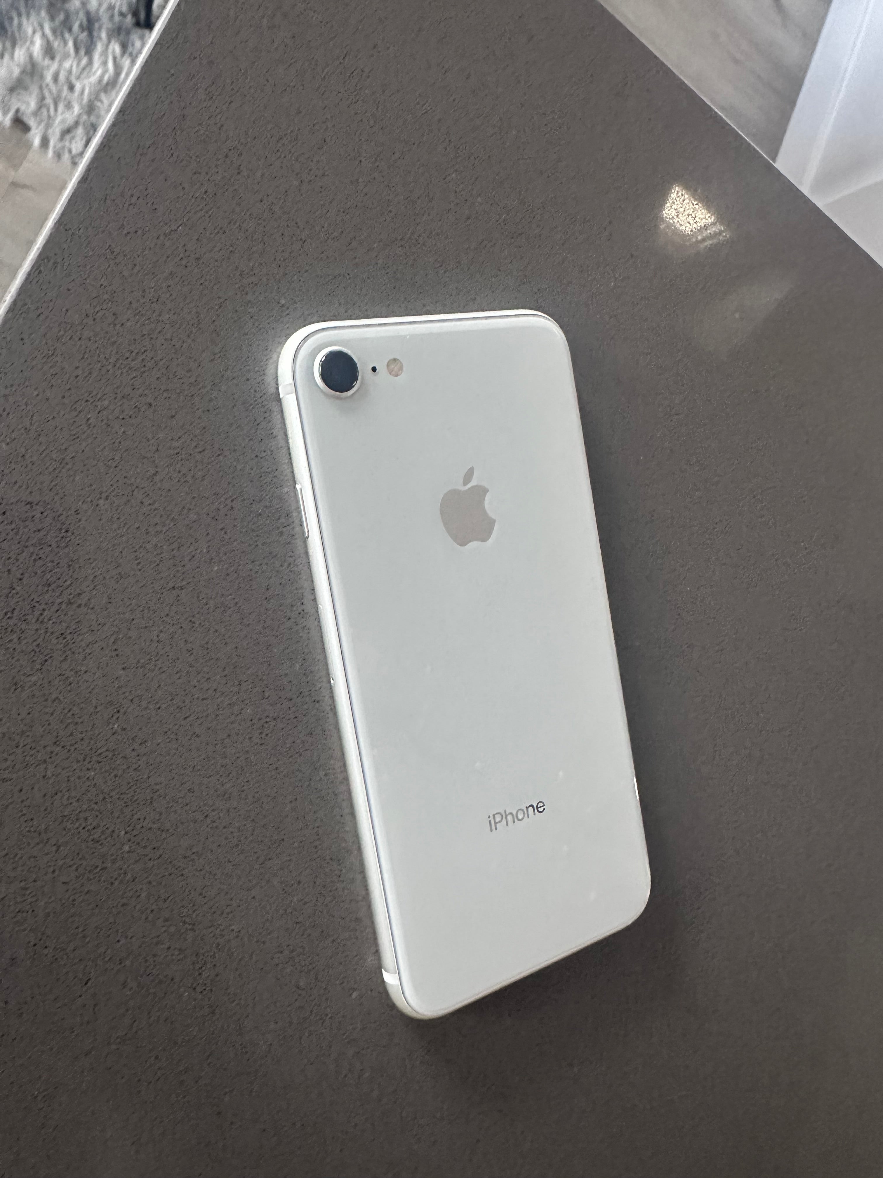 Unlocked Apple iPhone 8 Smartphone - Silver- 10/10 Condition/64GB