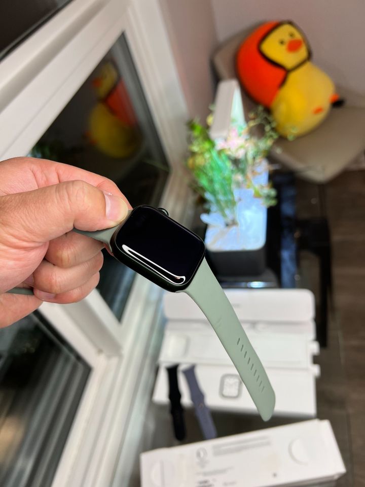 Apple Watch Series 7 (GPS) 45mm Green Aluminum Case + 3 Bands+ WARRANTY - thelaptopshop.ca