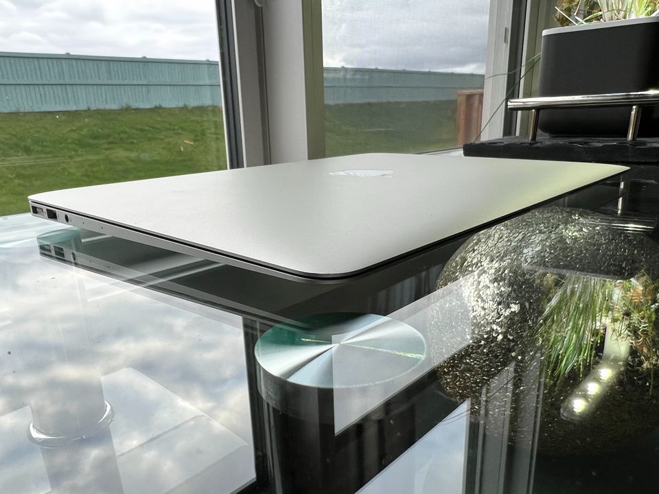 2017 Apple Macbook Air - Intel Core i5 - 8GB RAM- macOS Monterey - thelaptopshop.ca