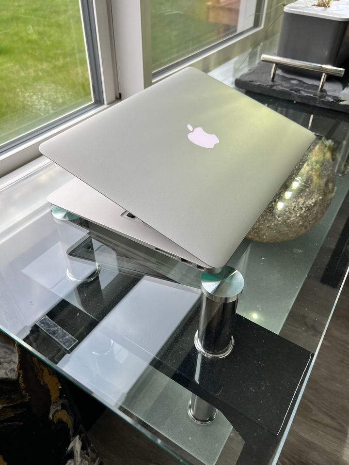 2017 Apple Macbook Air - Intel Core i5 - 8GB RAM- macOS Monterey - thelaptopshop.ca